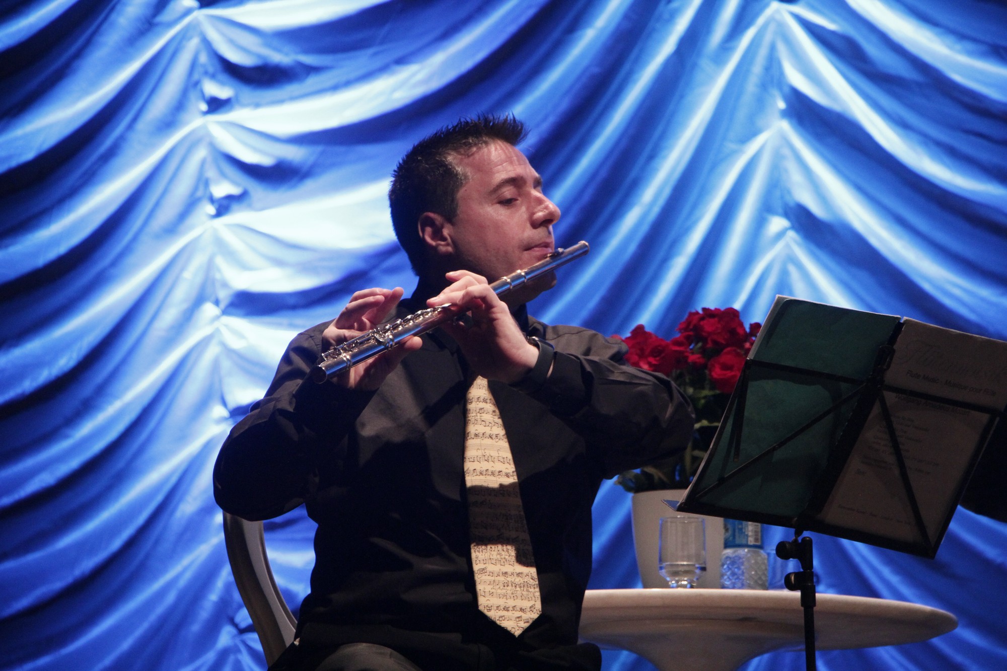Simone Ginanneschi sul palco durante un concerto