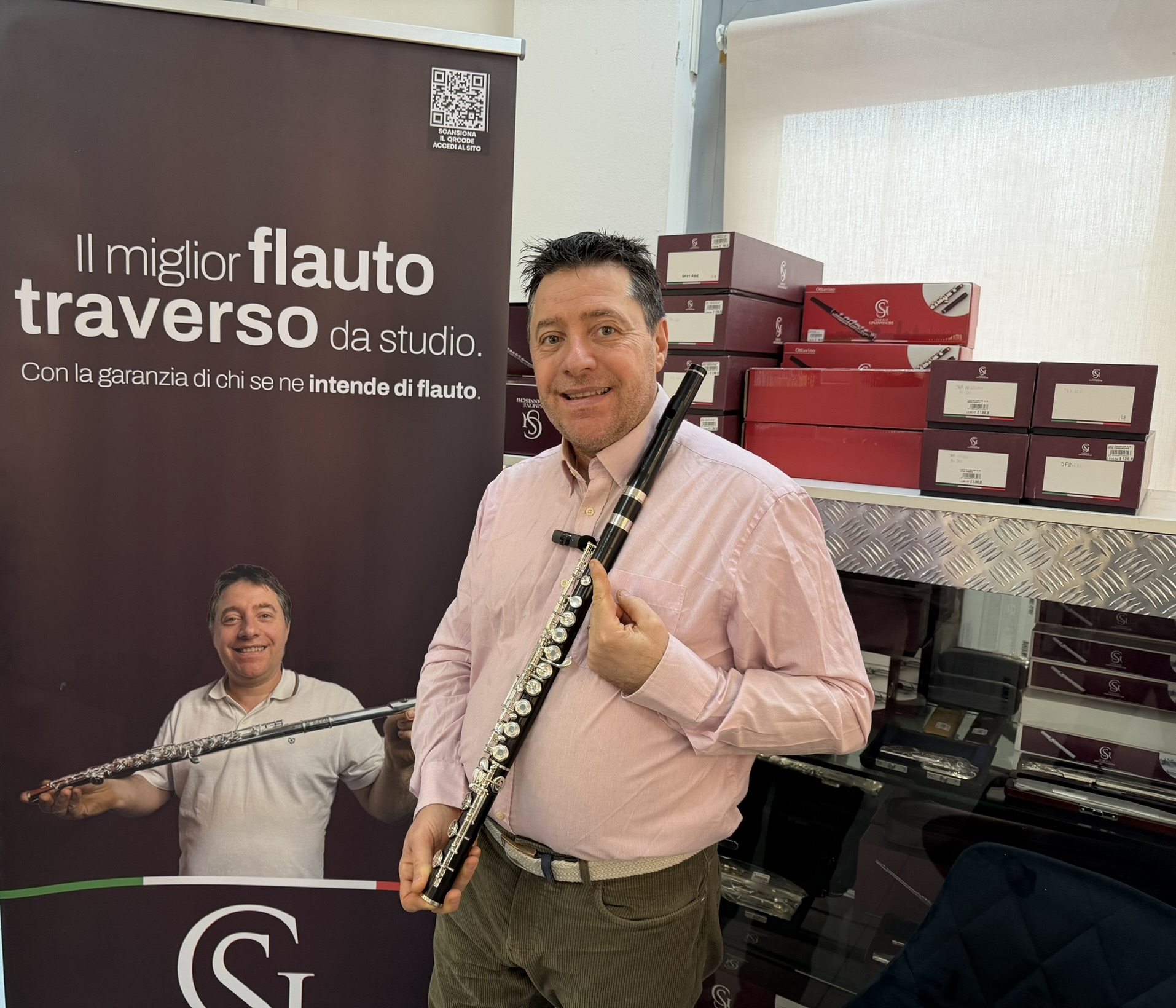 Simone Ginanneschi con un flauto SG